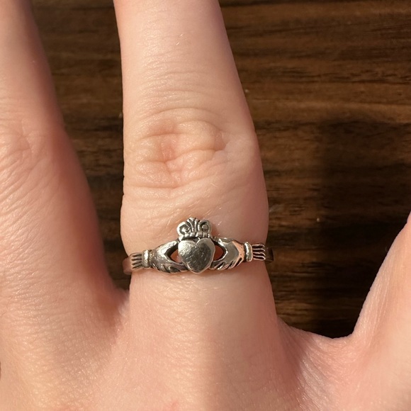 Sterling silver claddagh ring - Picture 1 of 2